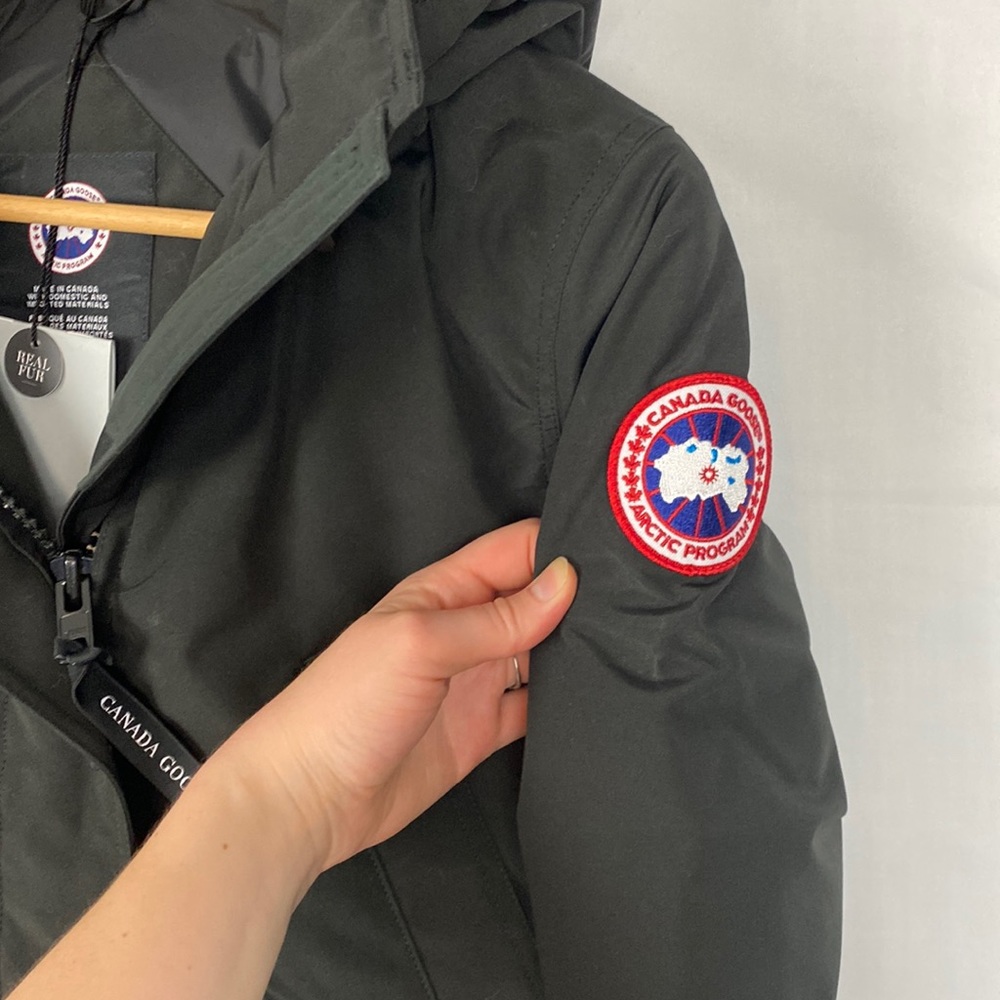 Excellent Preowned Condition Canada Goose Black Ski & Snow Jacket - Picture 7 of 11